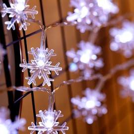 Winter Wonderland Snowflake String Lights, 10ft 30 LED, Battery Powered, 8 Modes, Remote and Timer Control Decoration for Snow Theme Church Wedding Birthday Parties (Cold White)
