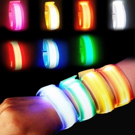 Kireida® 8 Pieces LED Glow Bracelets, Luminous Bracelets, Flashing Arm Bracelets, Flashing Bracelets, Luminous in Christmas Dark, Creative Gift