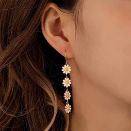 Aneneiceera Vintage Acrylic Daisy Flower Earrings White Daisy Dangle Earrings Enamel Flower Drop Earrings Personlized Boho Flower Summer Earrings Jewelry for Women (White)