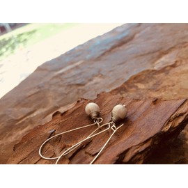 ★ ZART ★ graue Samen Ohrringe mit wire wrapping