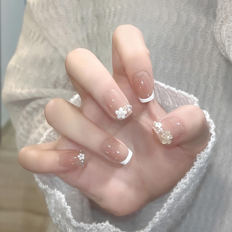 [NEURAD]ネイルチップ 30枚入ショート丈フレンチ 花びらモチーフ付け爪 ～清楚系が彩る軽やかな爪元 夏向けショートネイル 人気 和風 かわいい 成人式 入学式