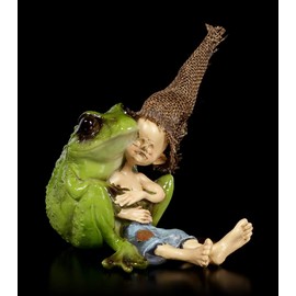 Figuren Shop GmbH Pixie Leprechaun Fantasy Figure - Frog Cuddling | Dwarf, Gnome, Decorative Figure, Decorative Article, Statue, Sculpture, Collectible Figure, H 13 cm