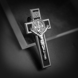 Anwlki St Benedict Cross Medal for Car Saint Benedict Crucifix Visor Clip Accessories Bless Driving Safety Religious Gift for Parent, Family, Friend, Driver (Black)