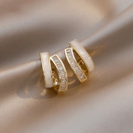 Pendientes Dorados de 18K para Mujer, Aretes de Oro con Esmalte Blanco y Zirconia, Joyería Elegante con Caja de Regalo – Aretes Modernos y Doble Círculo, Regalo Ideal para San Valentín
