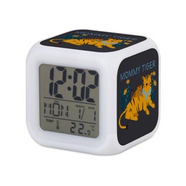 Fabulous Wecker Würfel beleuchtet schwarz – Mommy Tiger and Her Baby Drawing niedliche Illustration – 7,8 x 7,8 x 7,8 cm – Retro Beleuchtung Mehrfarbig LED