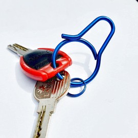 Kapmif Summer requires a light and strong titanium keychain disassembled and assembled by hand