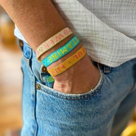 Boho Schmuck Damen, Stoffarmband mit Statement - Makuna Matata - im Surfer Style für Frauen, wasserfest und handmade, vergoldeter Perle, größenverstellbar, Festival Outfit