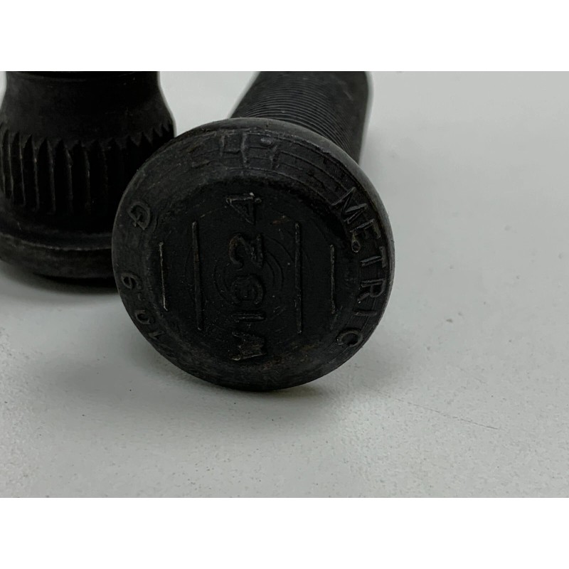 International Open Box 2 PACK International 2007175C2 Wheel Stud W1324