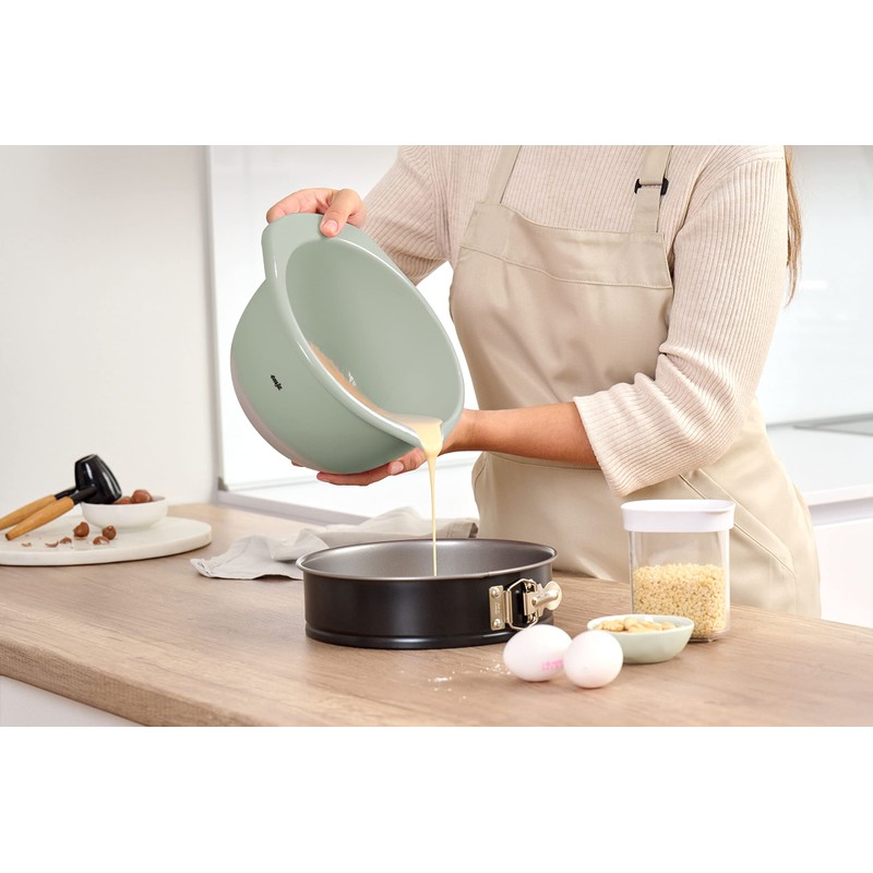 Emsa Prep&Bake Plastic Mixing Bowl, 2.8 Litres, Non-Slip Base, Pouring