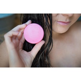 Acondicionador en barra de oliva. Oliva60. Extra hidratante. Desenreda y repara. Con aceite de argán orgánico, macadamia, manteca de karité. Provitamina B5. Libre de sulfatos, parabenos, siliconas. 55gr. (Mandarina papaya)