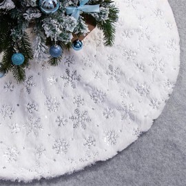 Christmas Tree Skirts White Plush Xmas Tree Skirt Base Floor Mat Cover XMAS Party Decor Silver snow-flakes tree skirt for Red Christmas Decoration New Year Party Holiday Decorations 122cm (48inch)