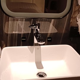 Hot Cold Water Sign Self-adhesive Cold Hot Stickers, 1.42 Inch Acrylic Label Child-friendly Guest - friendly Cold Hot Signs for Bathroom Washroom Hotel Home (4 Pack, black)