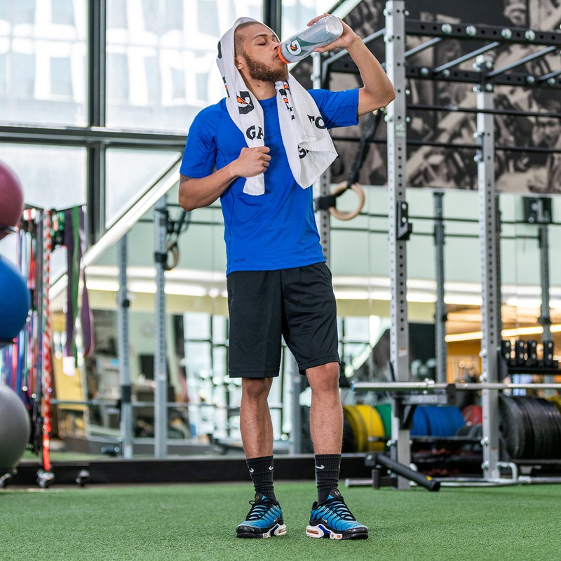 Gatorade Botella aislante para apretar, color rojo, 30 onzas
