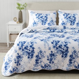 Great Bay Home Floral King Quilt Set with Shams, Blue Floral Bedding Set, All-Season, Lightweight Bedspread. Reversible, Farmhouse Bedding. (King, Jacqueline)