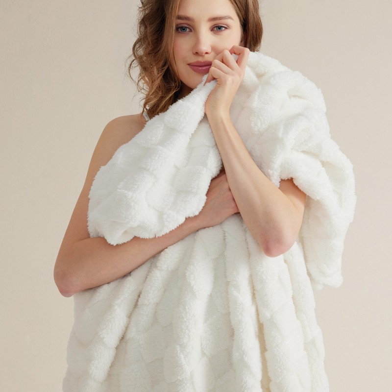 BEDSURE Cuddly Blanket, Fluffy Fleece Blanket, Chequered Pattern Throw Blanket,