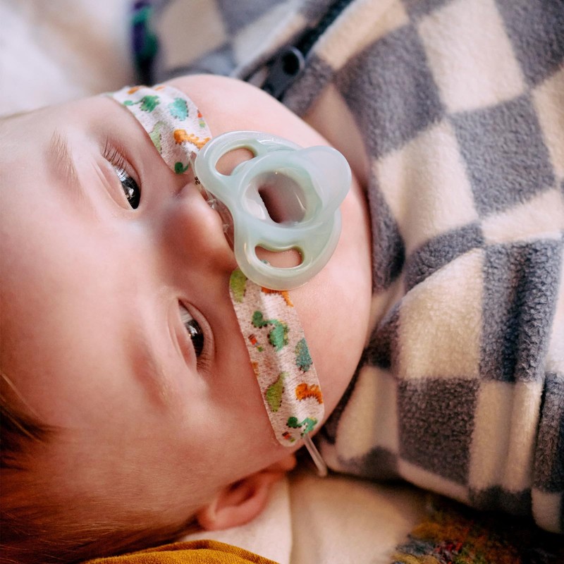 Tommee Tippee Ultra-Light Silicone Pacifier, 0-6 Months, Symmetrical One-Piece Design,