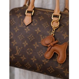 Llavero de Perro en Piel Sintética, ligero y resistente. Diseño Cute, Estilo Trendy, para Coche, Bolso, Mochila y Maleta, Regalo Original
