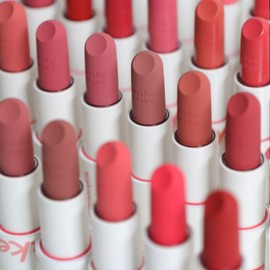 Wake Make [Highly Recommended for Long-lasting] WAKEMAKE Soft Blurring Balm Stick. Blur texture, ultra-lightweight adhesion, non-dry comfort care. Priming blur that soothes dead skin cells and fills in texture for smooth lip lines. 1 piece, 03 Shy Youth.