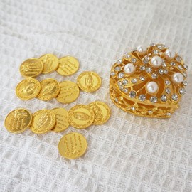Heluok Arras Para Boda Catolica, Wedding Arras Coins Set, Heart Shaped Decorative Box with 13 Virgen of Guadalupe Coins, Mexican Wedding Accessories for Ceremony, Arras De Boda Cristiana - Gold