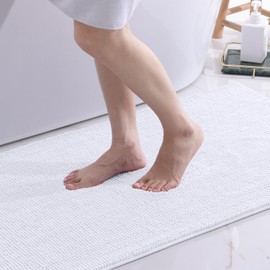 smiry Non Slip Chenille Bath Mat, 60 x 90 cm, Extra Soft Bathroom Mat, Super Absorbent Fluffy Bath Mats for Bathroom Floor, Quick Dry Machine-Washable Bath Rug Foot Mat, White