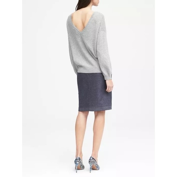 Banana Republic NWT Banana Republic Feather-Touch V-Back Sweater. Gray. Medium