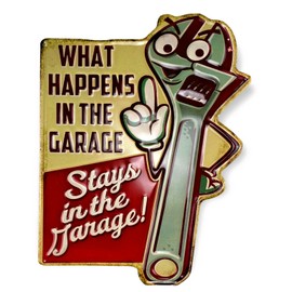 Crispe 3D Tin Sign – What Happens in the Garage – Stays in the Garage – 35 x 45 cm – Embossed, Made of Metal, Rustproof, Retro, Vintage Design, Gift Idea for All Workers and Craftsmen
