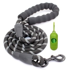 Correa para Perro de 1.5 M con Mango Acolchado y Costuras Reflejantes para Perros de Tamaño Mediano-Grande [Color Negro], Incluye dispensador de Bolsas para excremento de Perro.
