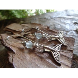 ꧁ VERZIERTER WALSCHWANZ - FISCHSCHWANZ MIT LANGEN KIDNEY HAKEN UND EISBLAUEM FLASCHENGLAS ꧂ Ohrringe & Kidney-Haken, Greenpeace, Natur Ohrringe, Milchglas