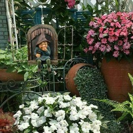 LSDZHK Elf Out The Door Tree Hugger Garden Statue, Gnome Resin Figurine Hanging Tree Gnome Decoration Tree Faces Decor Outdoor for Patio Lawn Ornament (Women)