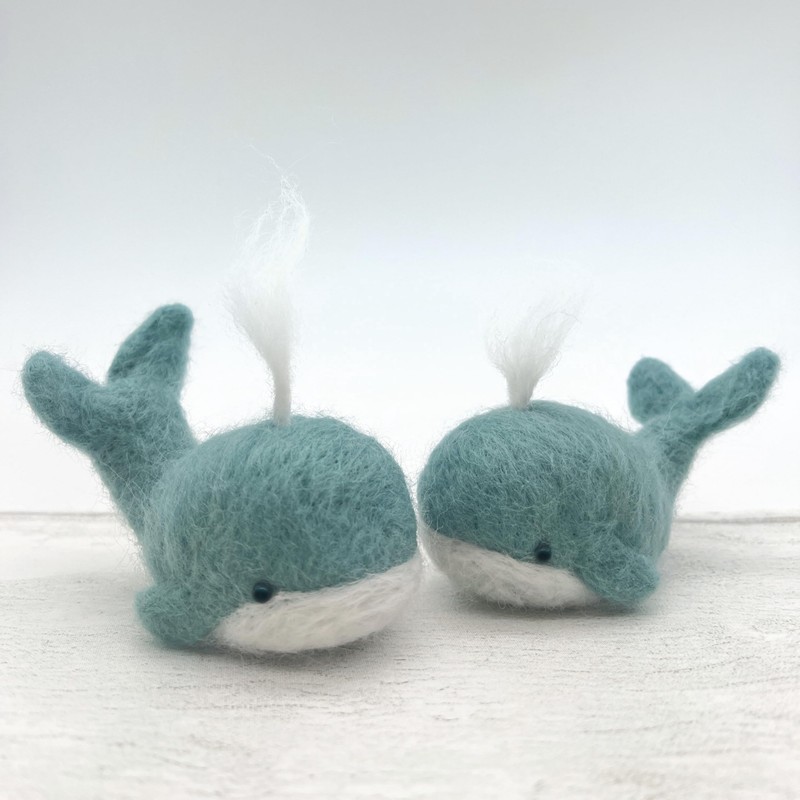 Bergin & Bath Needle Felting Kit, Whales. Make a Pair