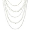 Collar de perlas blancas de múltiples hebras con dije de