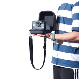 MUZIRI KINOKOO One Step 2 Funda rígida de tela EVA compatible con Polaroid One Step 2 /Now - Funda protectora para cámara - Con correa para el hombro - Gris