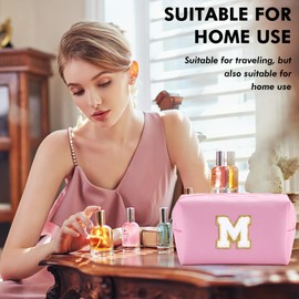 URSKYTOUS - Bolsa de maquillaje con inicial para mujer, bolsa de cosméticos grande, bonita bolsa de maquillaje rosa para cartera, bolsa de aseo con cierre, organizador de piel sintética, brochas de