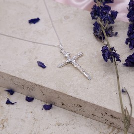 Tuscany Silver Medium Crucifix on Curb Chain of 51 cm/20-inch