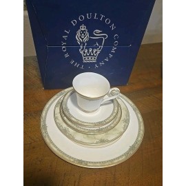 Royal Doulton Isabella 5 Piece Place Setting With Box