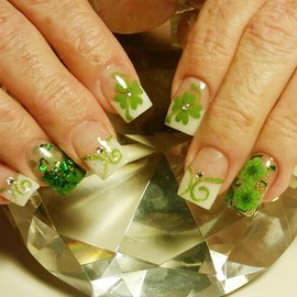 24Pcs St. Patrick's Day Press on Nails Short Square NEWSPIED White French Tip Acrylic Nails Green Shamrock False Nails with Glitter Rhinestones Design St Patrick's Day Glue on Nails for Women Manicure