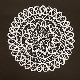 YKAFADE Pack of 4 15 cm Round Embroidered Table Mats, Lace Doilies, Handmade Laced White Crochet Doilies, Table Cloth Coasters, Lace Table Runner for Kitchen, Dining Room, Party, Wedding, Home