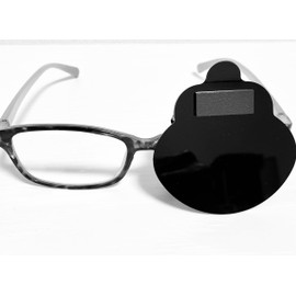 眼鏡視力検査用遮蔽板［眼鏡フレーム上部に載せるだけで簡単遮蔽出来る］