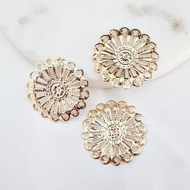 Chrysanthemum 2 Hanbok Traditional Metal Decoration Holiday Gift Money Envelope Packaging Decoration Hairpiece Decoration Hanbok Headband Decoration Gift for Foreigners / 국화2 한복 전통금속장식 명절선물 용돈봉투 포장장식 가채장식 한복머리띠장식 외국인선물