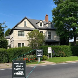 Carastora Welcome Guest Parking Sign – 12x8 Inch Rust-Free Metal Tin Sign, Fade-Resistant and Weatherproof, for Bar, Yard, Driveway, or Outdoor Parking Lot