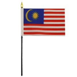 AZ FLAG - Malaysia Table Flag 4'' x 6'' - Malaysian Mini Desk Flag 100% Polyester 15 x 10 cm - Office Banner with 10'' Pole - Golden Spear