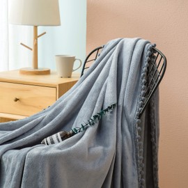 AYSW Cuddly blanket with pompoms