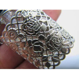 pahuxyu-mubotorupendanto Flat Oval Metal Rose Silver