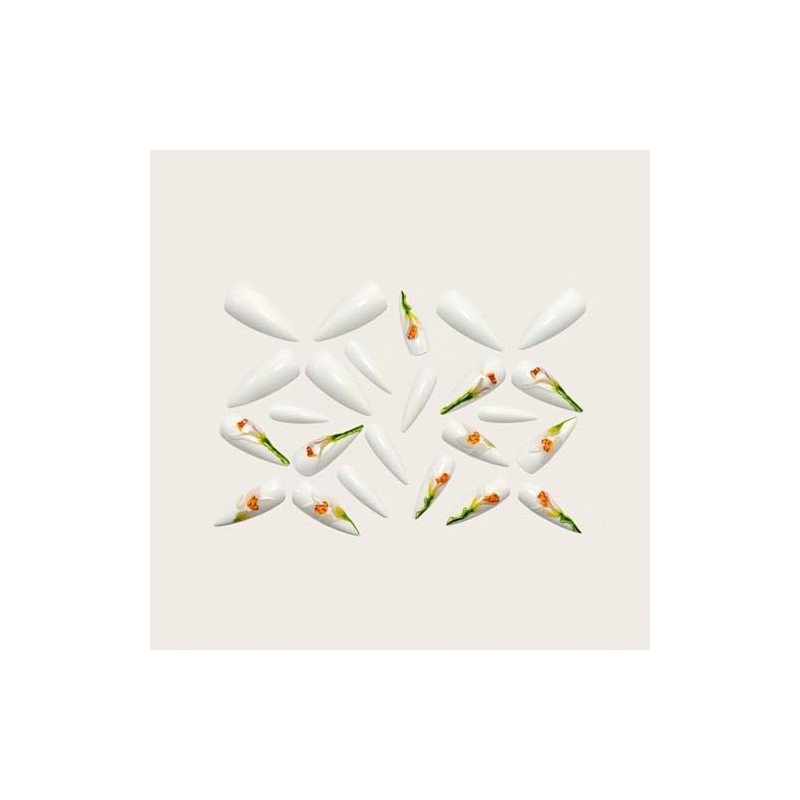 Uñas postizas blancas con diseño de flor de cala, forma