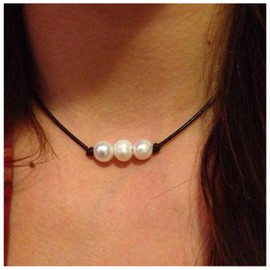 Allereya Triple Pearls Choker Necklace Black Leather Cord Necklace Pearl Beaded Choker Necklace Pearl Leather Necklace Jewelry for Women and Girls (Triple Pearls)