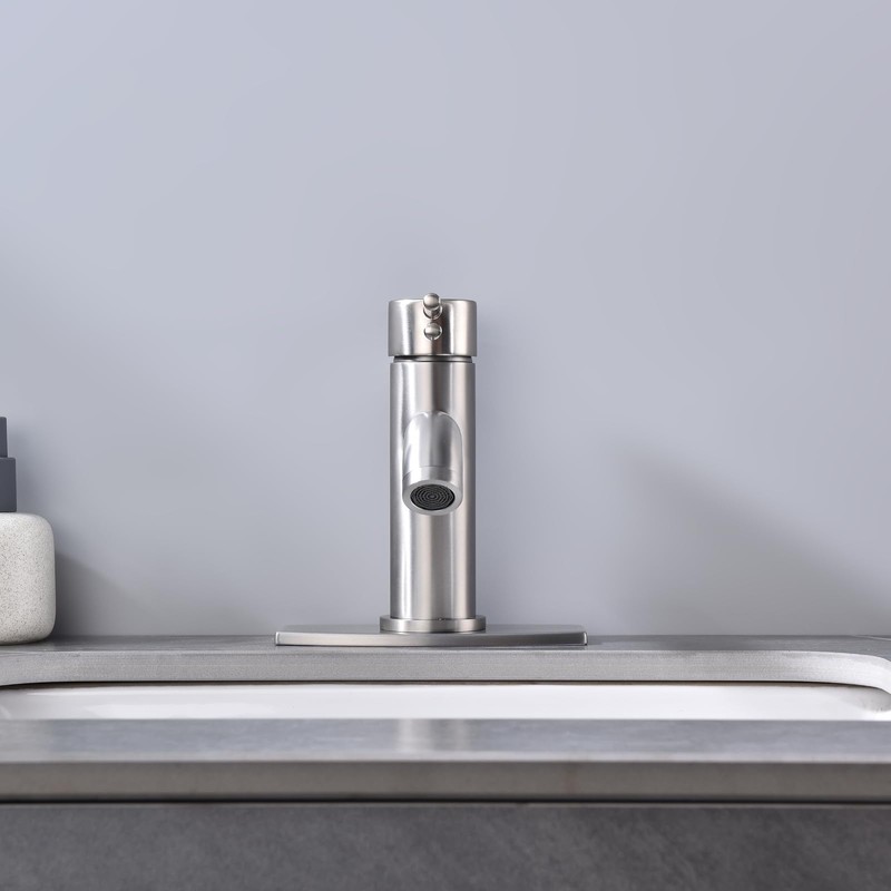 JAKARDA Single Handle Black Bathroom Faucet with Metal Drain Assembly