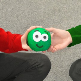 YöL Pack of 2 Novelty Christmas Pass the Parcel Family Game Sprout Pudding Xmas Eve Party Traditional Prizes Festive Hats