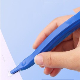 1 Pc Staple Remover Staple Puller Remover Stick Staple Remover, A Simple and Stylish Pen Shaped Stapler Puller Remover Staple Removal Tool for School Office Home (Black)