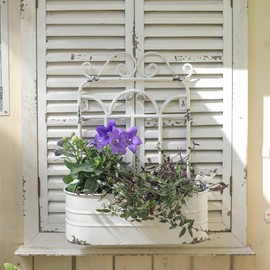 Vintage Rustic Wall Planter Distressed Decor Iron Hanging Plant Basket Shabby Metal Wall Mounted Flower Holder Pot Stand for Indoor Outdoor Home Balcony Patio Farmhouse Garden Decorative (White)
