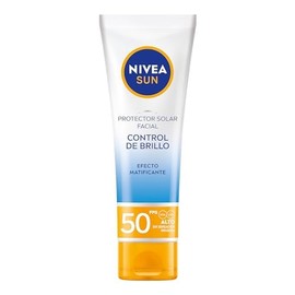 NIVEA SUN. Protector Solar Facial FPS50 Control De Brillo (50 ml), Bloqueador solar + LABELLO. Bálsamo labial con color Cereza (4.8g)